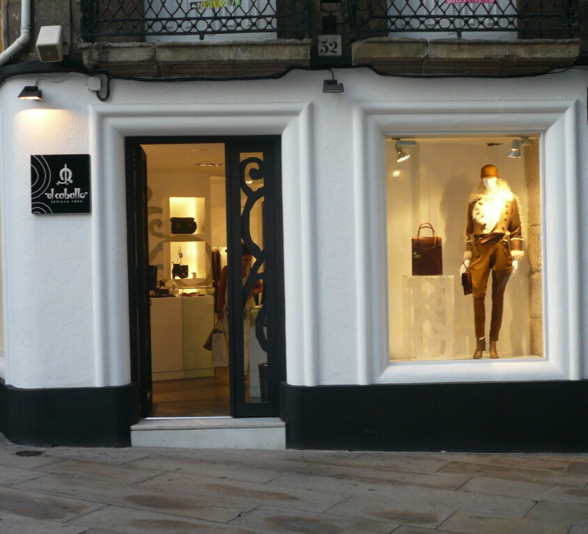 DISEÑO DE LA IMAGEN COMERCIAL, RESTILING, ADECUACIÓN DE LOCALES Y DISEÑO DE MOBILIARIO PARA LA FIRMA «EL CABALLO»