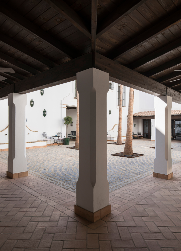 hotel la malvasía patio
