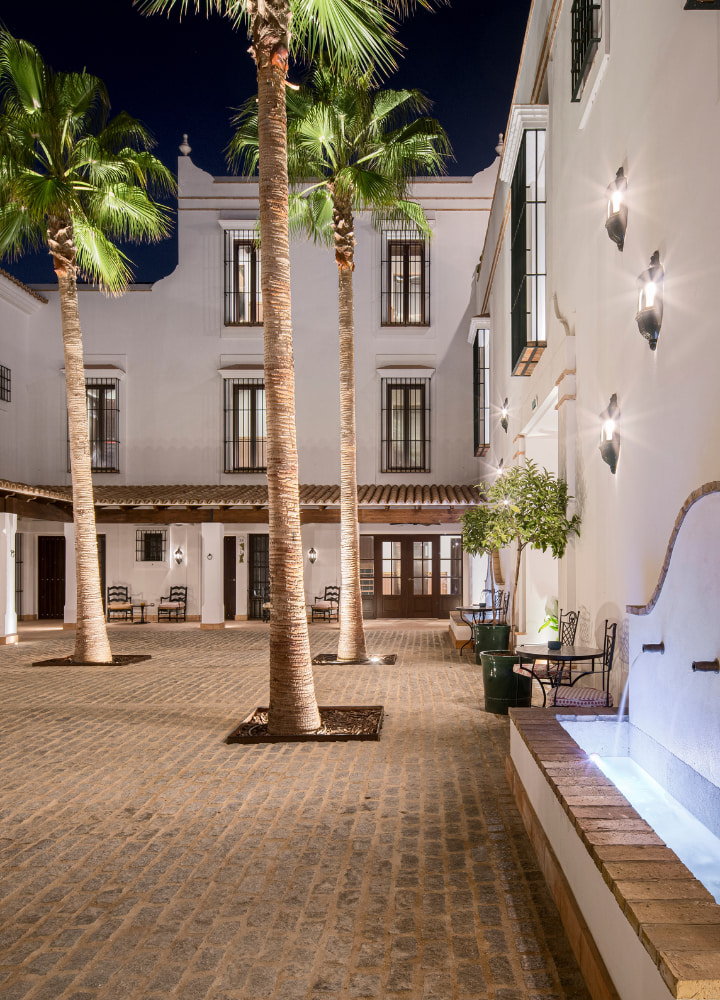 hotel la malvasía patio